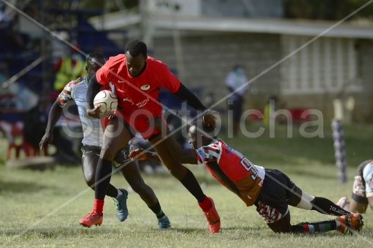 SPIQEdmondAnyaofimpalasaracensbrushesoffatacklefromXavierKipngetichofKenyaharlequinsduringtheirkenyacupmatchatImpalagrounds
