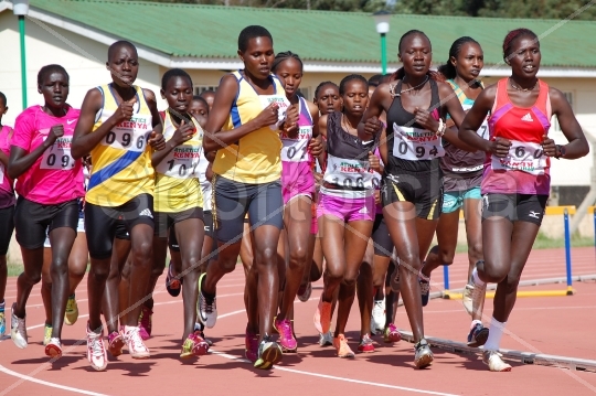 Womencompetingin10000mfinalsatKipchogestadiumduringsixthAKtrackandfieldmeetinEldoret